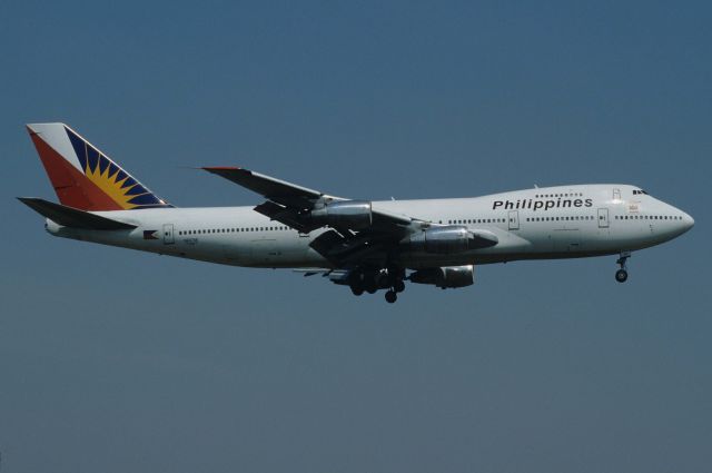 Boeing 747-200 (N207AE) - Final Approach to Narita Intl Airport Rwy16R on 1997/04/13