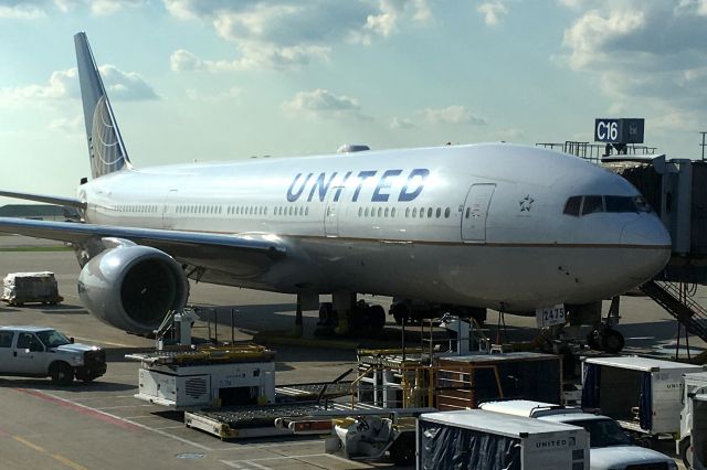 Boeing 777-200 (N775UA)