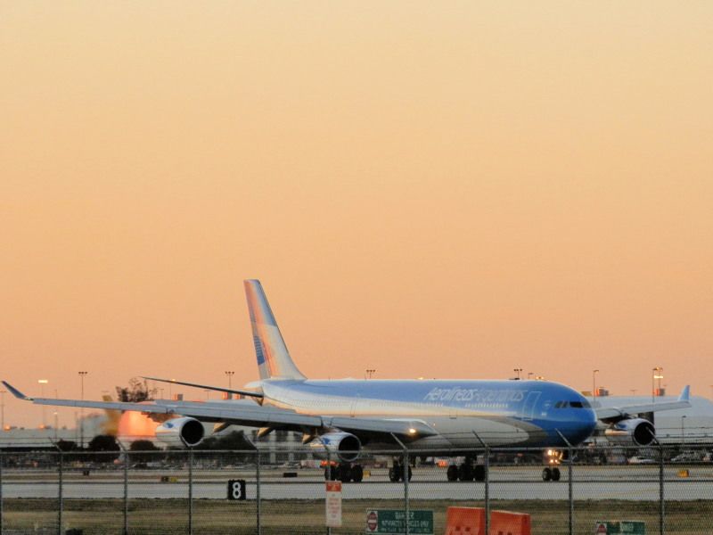 Airbus A340-300 (LV-CSD)