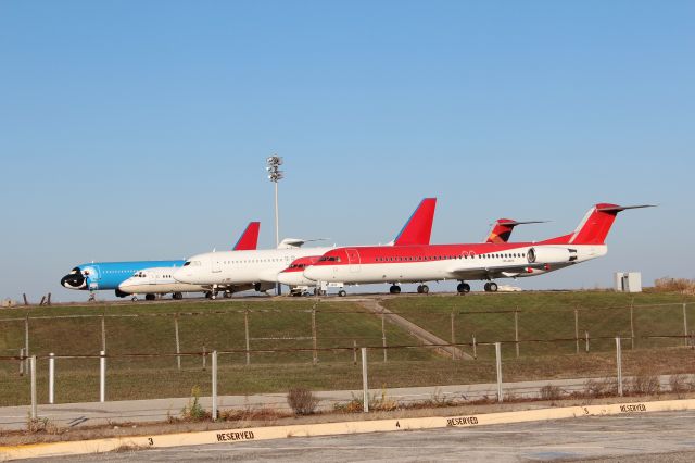 Fokker 100 (FSC4486) - 110912 ex-Avianca Columbia F100 HK4486, HK4489, TAM A319 PTMZD, unkwown DC9, TAM A320 PTMZN at the ex-TWA facility