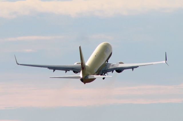 Boeing 737-700 (N748MA)