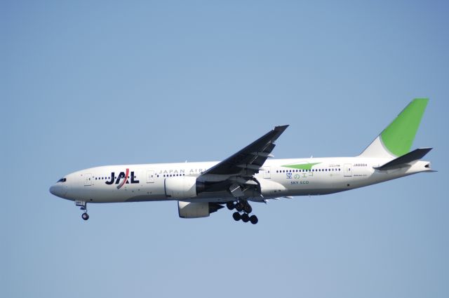 Boeing 777-200 (BON8984) - Final Approach to Haneda Intl Airport  R/w34L on 2010/1/17 Sky Eco c/s
