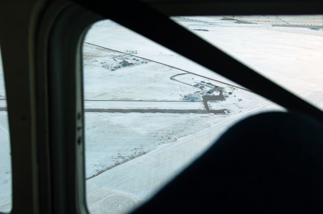 Cessna Skyhawk (C-GJKC) - Checking the windsock