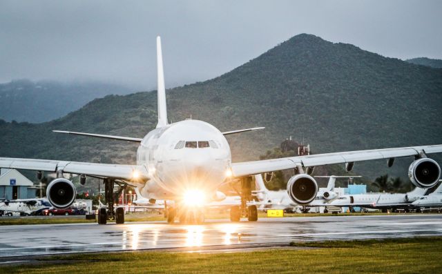 Airbus A340-300 (F-GLZR)