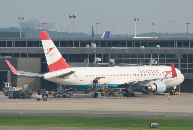 BOEING 767-300 (OE-LAE) - OE-LAE  B767-3Z9  AUA  KIAD  20110904