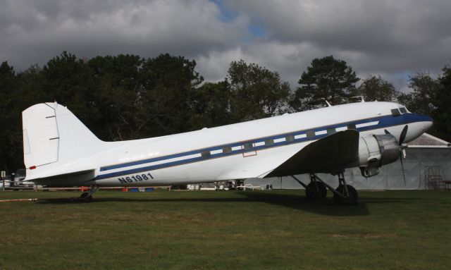 Douglas DC-3 (N61981)