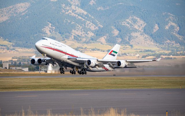 Boeing 747-400 (A6-HRM) - Dubai 1 blasting out of BZN