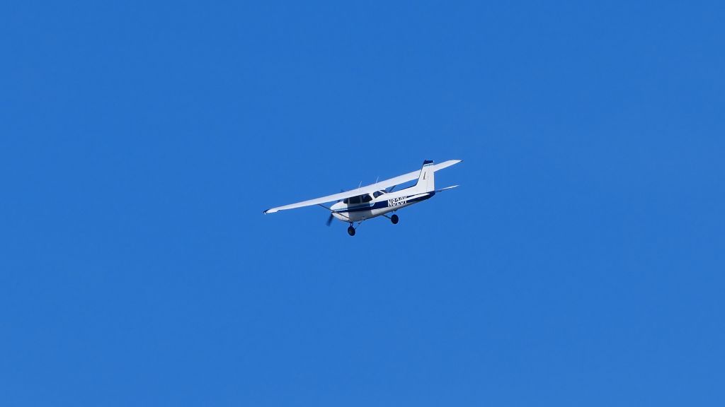 Cessna Skyhawk (N828Y)