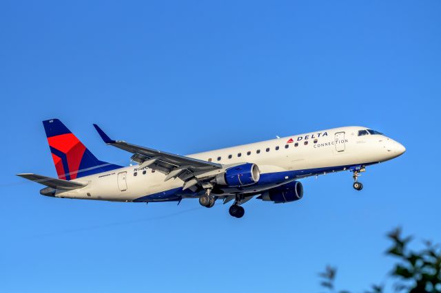 Embraer 170/175 (N612CZ) - Compass N612CZ arriving at John Wayne Airport (SNA)