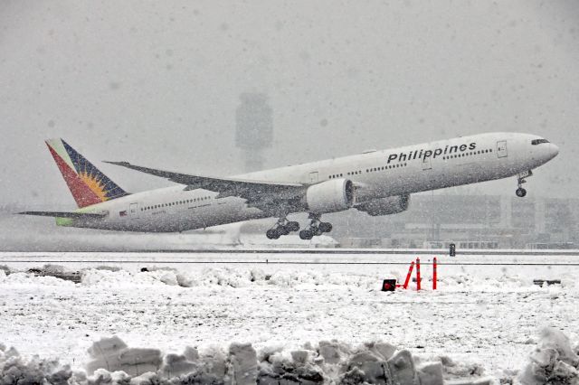 BOEING 777-300 (RP-C7772) - Departing in heavy snowfall