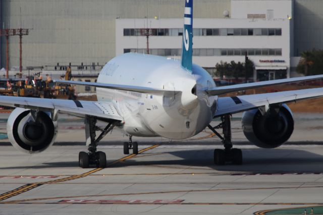 BOEING 777-300ER (ZK-OKM)