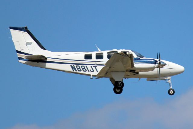 Beechcraft Baron (58) (N881JT) - On short finals for rwy 7 on 16-Oct-22 arriving from KFXE.