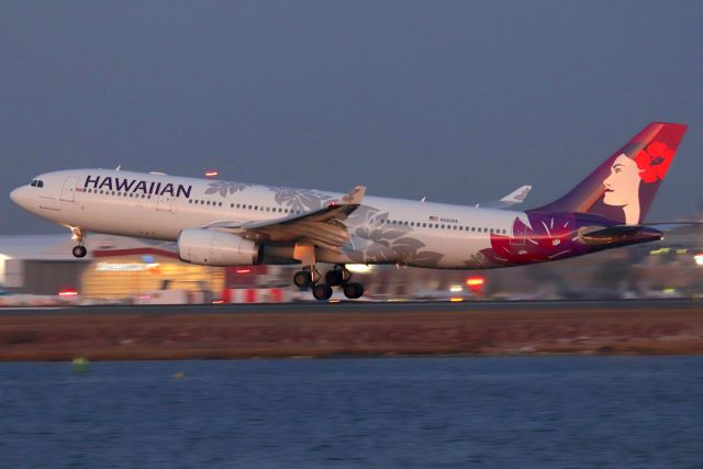 Airbus A330-300 (N383HA) - Pre-dawn arrival of 'Hawaiian 89' from Honolulu