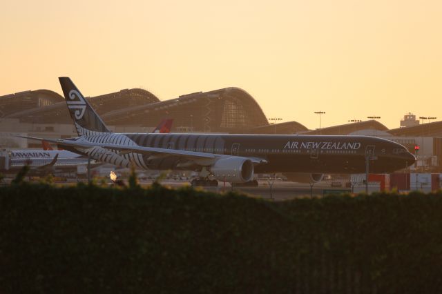 Boeing 777-200 (ZK-OKQ)