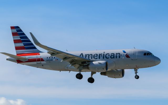 Airbus A319 (N3014R) - N3014R br /A319 CN:5842 br /AAL1185 LIR-MIA br /2017-05-03 KMIA RWY 9