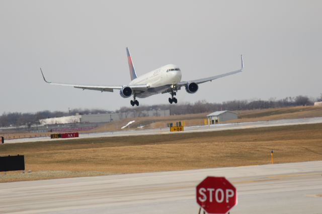 BOEING 767-300 (N1200K)