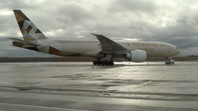 Boeing 777-200 (A6-DDE) - Un Boeing 777-FFX de Etihad Airways Cargo sur le tarmac de Vatry