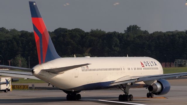 BOEING 767-300 (N144DA)