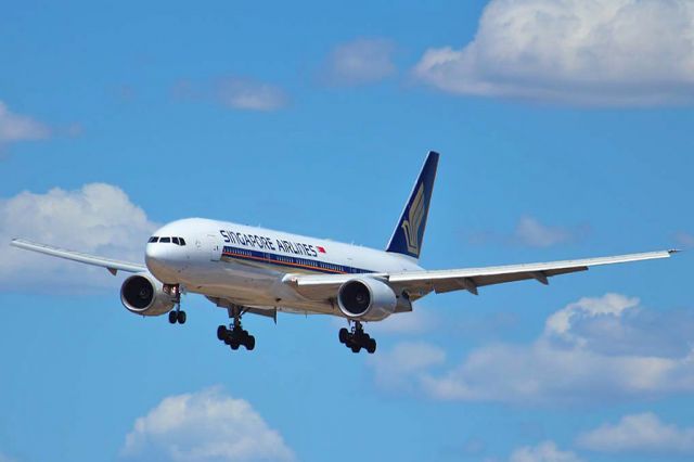 Boeing 777-200 (9V-SRO) - Boeing 777-212ER SINGAPORE AIRLINES photo taken from the viewing platform Perth International Airport, 20/2/2016