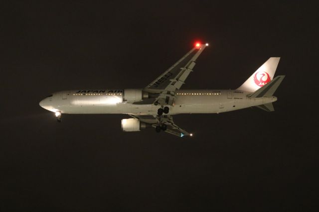 BOEING 767-300 (JA654J) - 14 November 2015: HND-HKD.