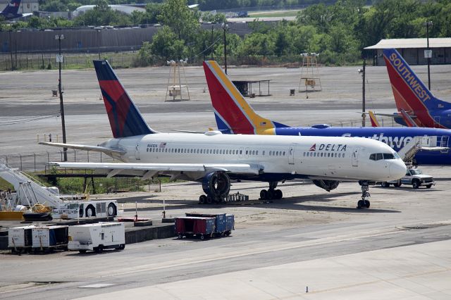 Boeing 757-200 (N681DA) - A Delta Boeing 757-200 parked at BHM's maintenance area
