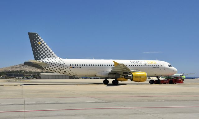 Airbus A320 (EC-LLM) - Vueling Airbus A320-214 EC-LLM in Las Palmas 