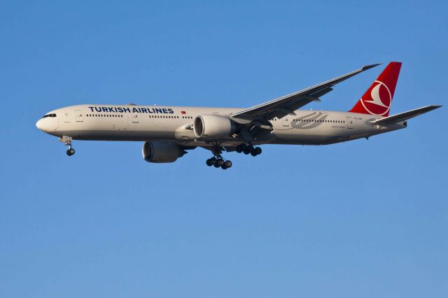 Boeing 777-200 (TC-JJM) - LAX