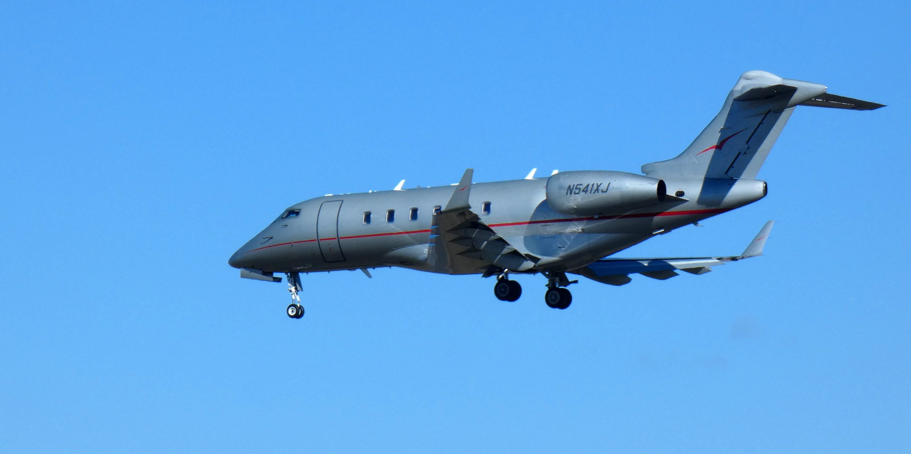 Bombardier Challenger 300 (N541XJ) - About to touch down is this 2009 Bombardier Challenger 300 in the Winter of 2024.