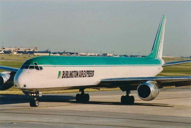 McDonnell Douglas DC-8-70 (N823BX) - Burlington Northern Air Express Departing KDFW