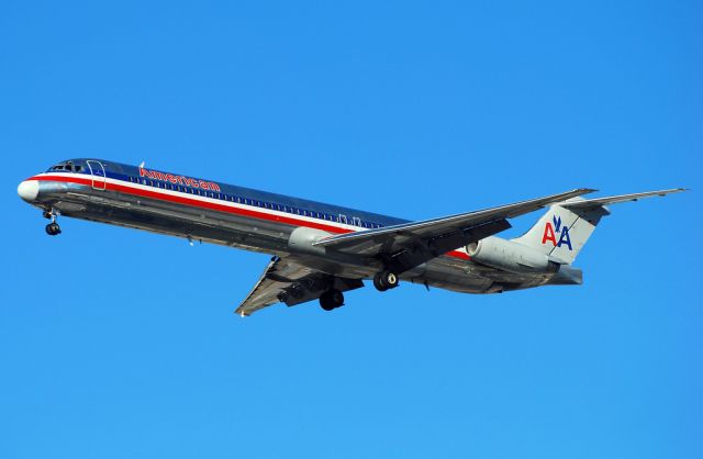 McDonnell Douglas MD-83 (N599AA) - photo American Airlines McDonnell Douglas MD-83 N599AA cn 53289  Las Vegas - McCarran International (LAS / KLAS) USA - Nevada, 10-12-2010 Photo: Tomás Del Coro