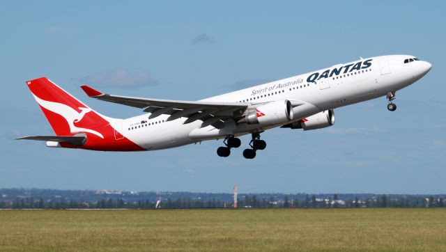 Airbus A330-200 (VH-EBQ) - "Wolgan Valley" Departing Rwy 34R