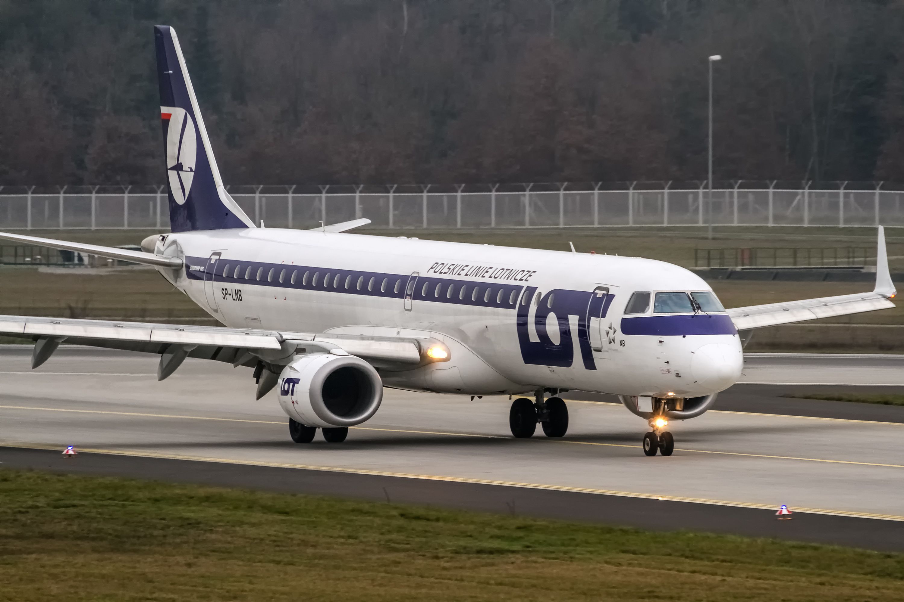 SP-LNB — - SP-LNB LOT - Polish Airlines Embraer ERJ-195LR (ERJ-190-200 LR) coming in from Warsaw - Okecie (Frederic Chopin) (EPWA) @ Frankfurt (EDDF) / 04.12.2014 