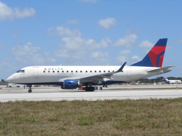 Embraer 170/175 (N871RW)