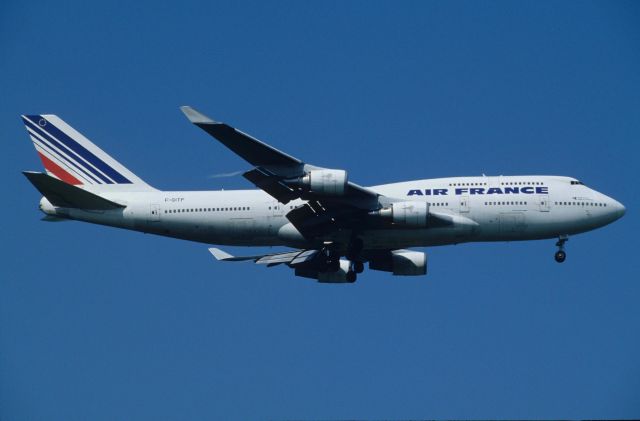 Boeing 747-400 (F-GITF) - Final Approach to Narita Intl Airport Rwy16R on 1997/07/21
