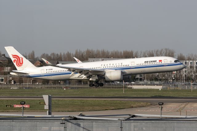 Airbus A350-900 (B-329K) - 7th March, 2025: About to touch down on runway 09L at London Heathrow. 