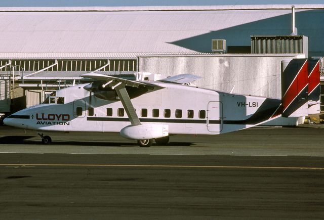 VH-LSI — - LLOYD AVIATION - SHORT SD3-30-100 - REG VH-LSI (CN SH30290) - ADELAIDE INTERNATIONAL AIRPORT SA. AUSTRALIA - YPAD 22/1/1990