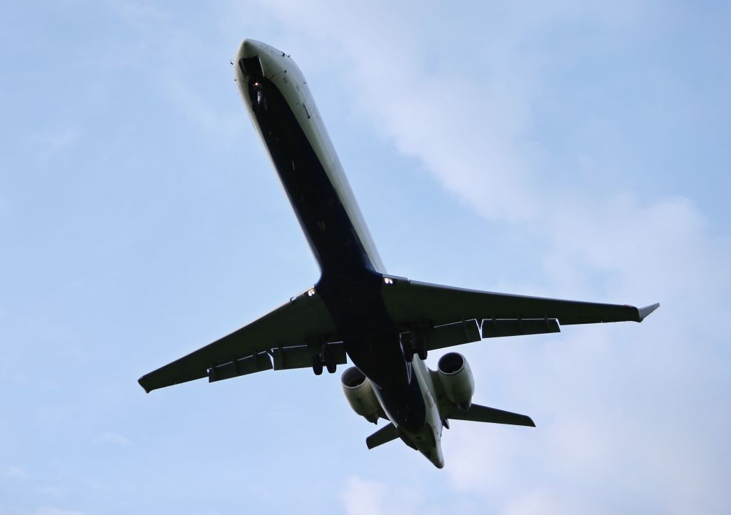 Canadair Regional Jet CRJ-900 (N820SK) - Delta Connection Skywest 3520 from KATL Atlanta on short final for Lexington, Ky