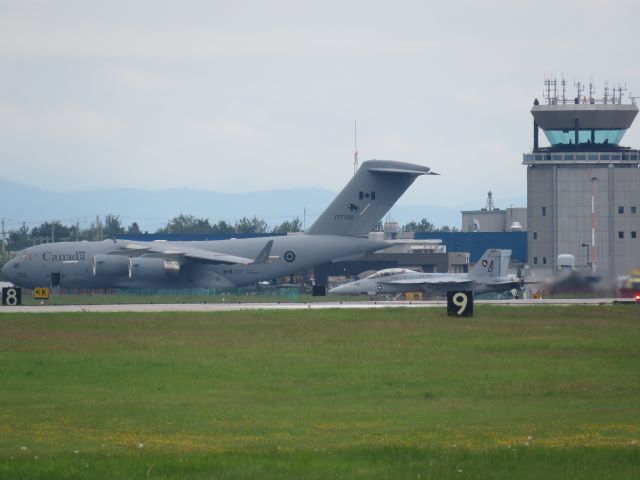 Boeing Globemaster III (N17702)