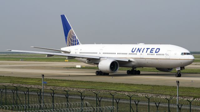 Boeing 777-200 (N795UA)