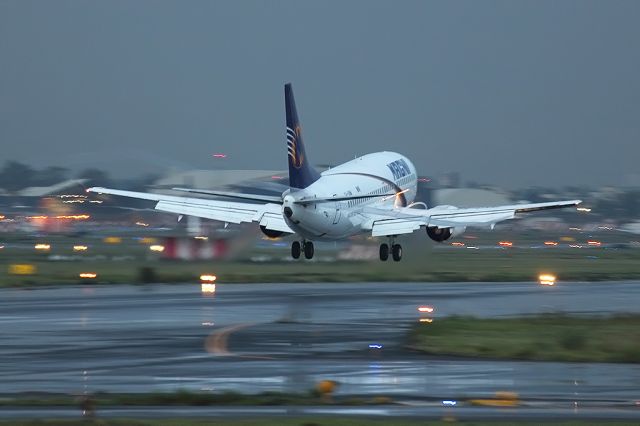 BOEING 737-300 (XA-UNM) - Magnicharters full vortex!!!