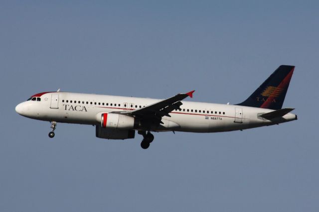 Airbus A320 (N687TA)