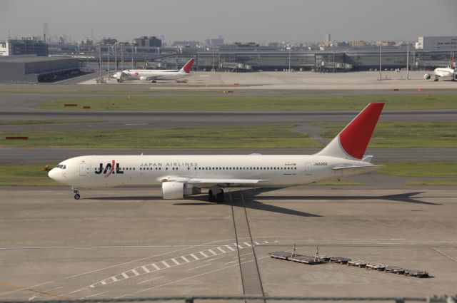 BOEING 767-300 (BON8266) - Taxi at Haneda Intl Airport on 2010/10/23