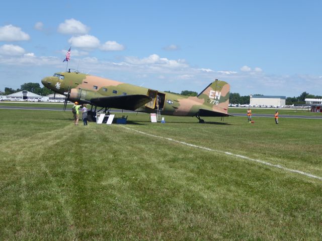 Douglas DC-3 (N2805J)