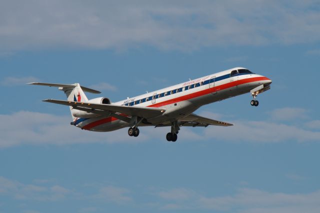 Embraer ERJ-135 (N827AE) - Arriving on a lovely Sunday evening