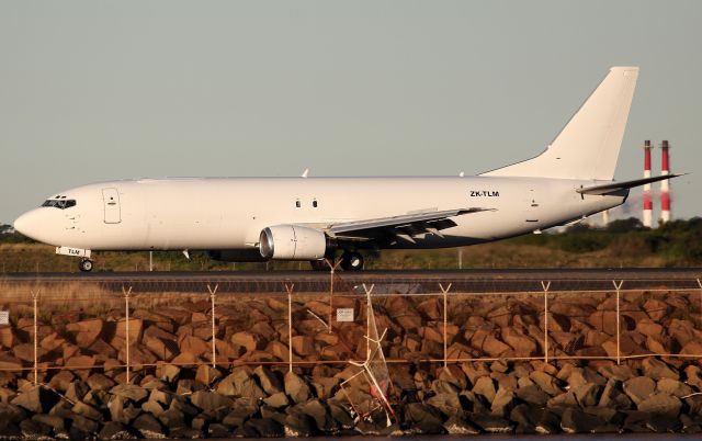 BOEING 737-400 (ZK-TLM) - Arriving Rwy 34L