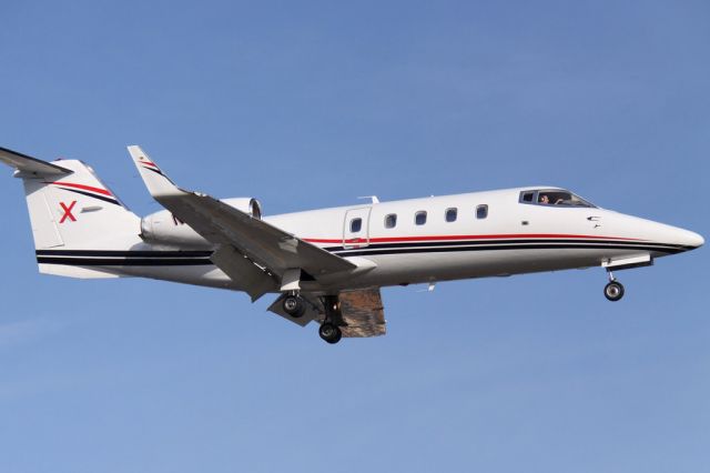 Learjet 55 (N122LX)