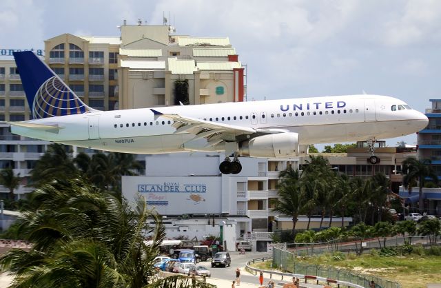 Airbus A320 (N407UA)