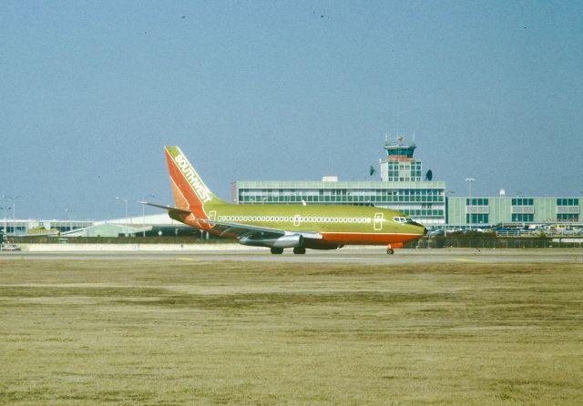 Boeing 737-200 (N55SW) - N55SW Love Field April 1981