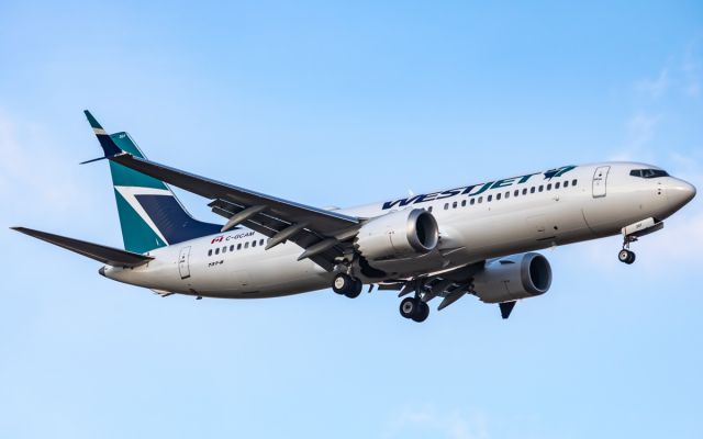 Boeing 737 MAX 8 (C-GCAM)