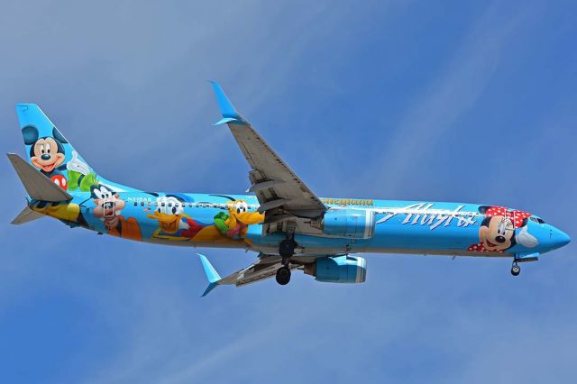 Boeing 737-900 (N318AS) - Alaska Boeing 737-990 N318AS Spirit of Disneyland arriving at Phoenix Sky Harbor on March 15, 2020 